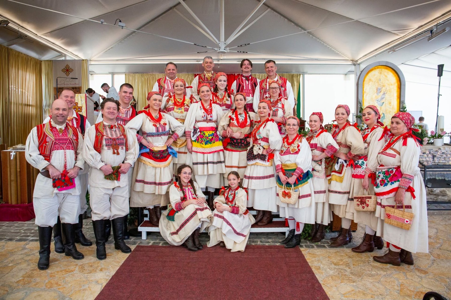 Grupna fotografija članova KUD-a u svečanim nošnjama